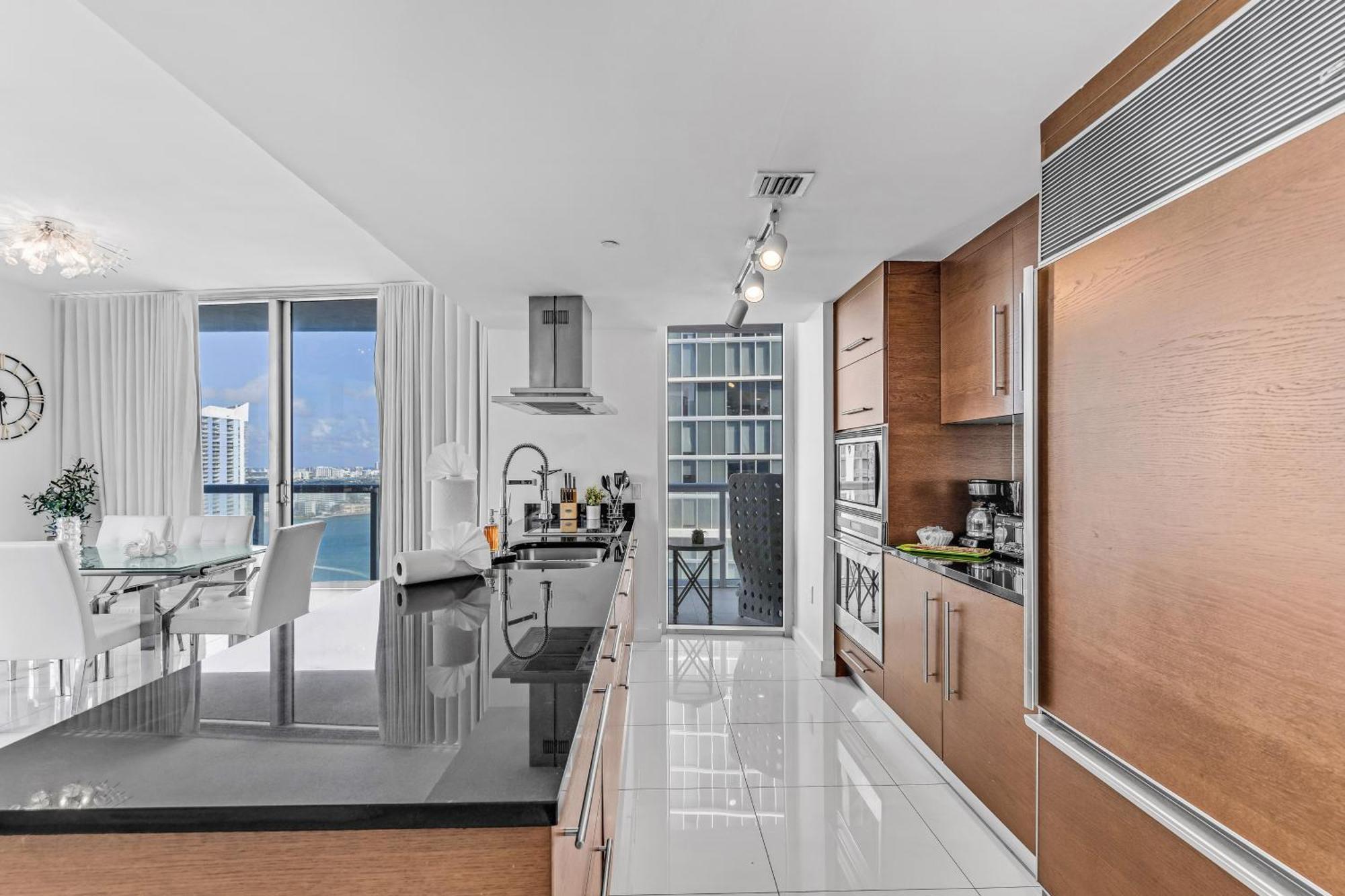Luxurious Condo At Icon With Views Miami Eksteriør bilde